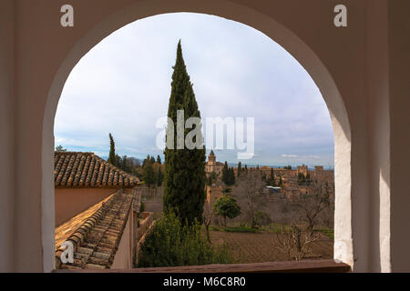 Blick vom Mirador de Ismail I, Pabellón Norte (Norden Pavillon), Palacio del Generalife, gegenüber der Alhambra, Granada, Andalusien, Spanien Stockfoto