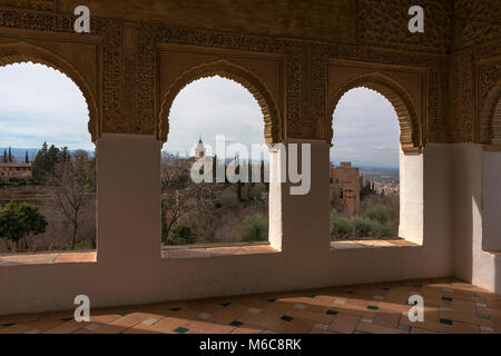 Blick vom Mirador de Ismail I, Pabellón Norte (Norden Pavillon), Palacio del Generalife, gegenüber der Alhambra, Granada, Andalusien, Spanien Stockfoto