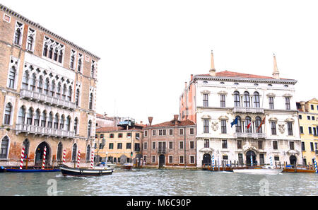 Ein Tag im Frühsommer auf dem Canal Grande, Venedig Italien mit Gondeln und einem blassen Himmel, im Wasser spiegelt. Am frühen Morgen mit keine Touristen oder Einheimische. Stockfoto