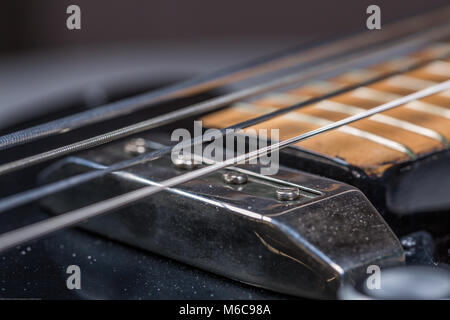 In der Nähe von elektrischen Bass Strings Stockfoto