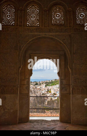 Blick über Sacromonte von der Sala Regia (Royal Hall) der Palacio de Generalife, Granada, Andalusien, Spanien Stockfoto