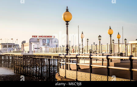 Worthing Pier von der Marine Parade - beliebt im Sommer als traditionelle seaside Attraktion einschließlich vergnügungen und der Südliche Pavillon. Stockfoto