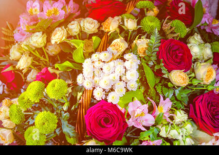 Ein schöner Blumenstrauß aus Rosen, Lilien, Chrysanthemen in der Sonne Stockfoto