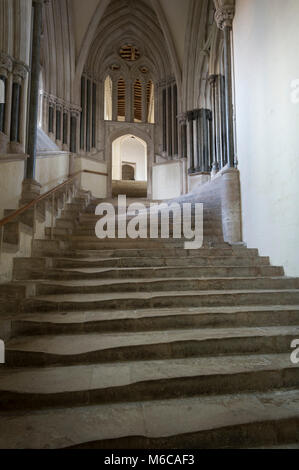 Treppe zum Kapitelsaal in Wells Cathedral, Wells, Somerset, UK. Stockfoto