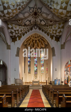 Neuss, Dreikönigenkirche (Kirche der Hl. Dreikönige), 1909-1911 von Eduard Endler erbaut, Altar und Deckengewölbe von Dominikus Böhm, Blick nach Osten. Stockfoto