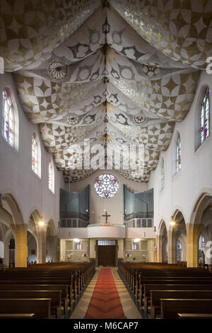 Neuss, Dreikönigenkirche (Kirche der Hl. Dreikönige), 1909-1911 von Eduard Endler erbaut, Altar und Deckengewölbe von Dominikus Böhm, Blick nach Westen mi Stockfoto