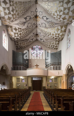 Neuss, Dreikönigenkirche (Kirche der Hl. Dreikönige), 1909-1911 von Eduard Endler erbaut, Altar und Deckengewölbe von Dominikus Böhm, Blick nach Westen mi Stockfoto