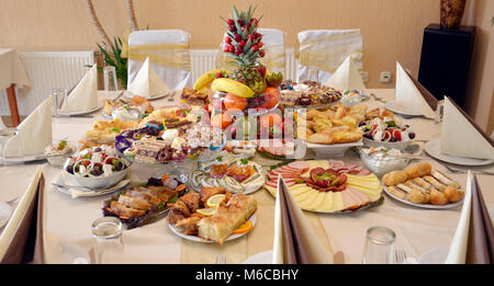 Bild von einem leckeren Essen auf eine gut eingerichtete Tabelle Stockfoto