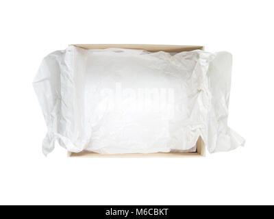 Geöffnet schuhe Verpackung Karton mit zerknitterten Geschenkpapier Top View isoliert auf weißem Stockfoto