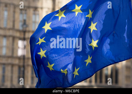 Fahne der Europäischen Union zu einem Laternenpfahl außerhalb Palast von Westminster von Pro-Europäische Union beigefügten Demonstranten gegen das Vereinigte Königreich aus der EU im Jahr 2019. Stockfoto