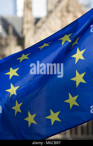 Fahne der Europäischen Union zu einem Laternenpfahl außerhalb Palast von Westminster von Pro-Europäische Union beigefügten Demonstranten gegen das Vereinigte Königreich aus der EU im Jahr 2019. Stockfoto