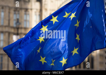 Fahne der Europäischen Union zu einem Laternenpfahl außerhalb Palast von Westminster von Pro-Europäische Union beigefügten Demonstranten gegen das Vereinigte Königreich aus der EU im Jahr 2019. Stockfoto