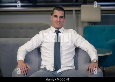 Stattliche zuversichtlich Executive lächelnd und im Büro Lobby Stockfoto