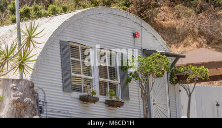 Vintage WW2 Quonset hut, winzige home Gebäude, Wellblech verwitterten alten Haus, alternative erschwingliches Gehäuse Stockfoto