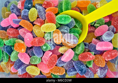 Schön süß Gelee Bonbons in drei Farben, ausgesetzt sind, verkauft werden. Stockfoto