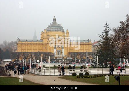 Kroatien Zagreb, 18. Dezember 2016: Eislaufen Park im Winter auf König Tomislav Square, in der Nähe der Kunst Pavillon, mit Besuchern Skaten rund um die Stockfoto