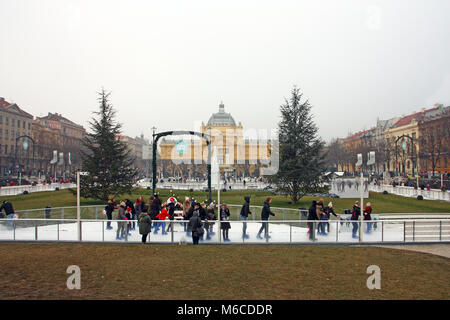 Kroatien Zagreb, 18. Dezember 2016: Eislaufen Park im Winter auf König Tomislav Square, in der Nähe der Kunst Pavillon, mit Besuchern Skaten rund um die Stockfoto