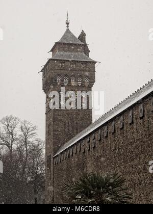 Das Schloss von Cardiff Uhrturm in fallenden Schnee Stockfoto