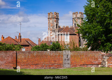 Die St. Augustine's Abbey, das älteste Kloster der Benediktiner in Canterbury, Kent Südengland, Großbritannien mit College Kapelle im Hintergrund ruiniert. Weltkulturerbe der UNESCO Stockfoto