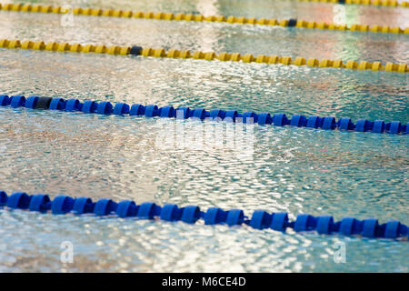 Eine leere Outdoor Olympischen Pool mit Schwimmbahnen durch floatation Geräte aufgeteilt Stockfoto