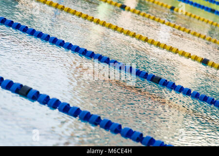 Eine leere Outdoor Olympischen Pool mit Schwimmbahnen durch floatation Geräte aufgeteilt Stockfoto