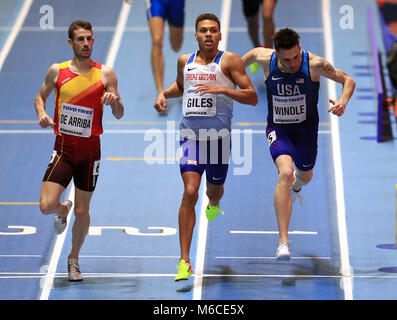 Großbritanniens Elliot Giles (Mitte) auf dem Weg zu seiner zweiten Platz bei den Herren 800 m Hitze 1 neben dem Sieger Spanien Alvaro de Arriba (links) und der USA zeichnete Windle in Drittländern bei Tag zwei Der 2018 IAAF Indoor Wm in der Arena Birmingham. Stockfoto