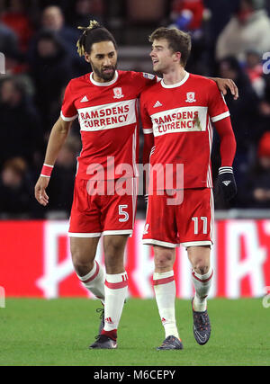 Middlesbrough Patrick's Bamford (Mitte) feiert mit Middlesbrough ist Ryan Shotton (links) nach dem Scoring für seine Mannschaft gegen Leeds United in der Sky Bet Championship Match im Riverside Stadium, Middlesbrough. Stockfoto