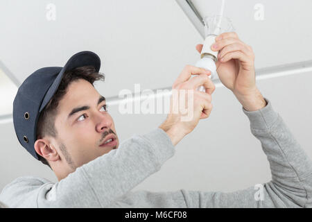 Anschließen der Lampe Stockfoto