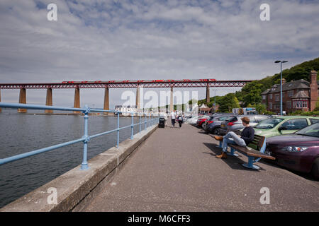 Ein Virgin Trains Ostküste Intercity 125 Richtung Norden über die Forth Bridge in South Queensferry Stockfoto