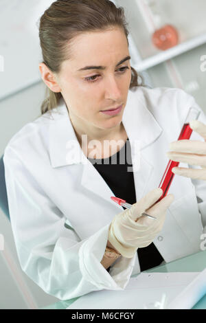 Junge Biochemiker beobachten und dokumentieren Ihre Arbeit Stockfoto
