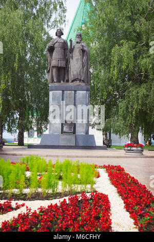 Nischni Nowgorod, Russland - 19 Jul, 2015: Monument für Saint Prince George Vsevolodovich (Gründer von Nischni Nowgorod) und seinem geistlichen weiter Simon Suz Stockfoto