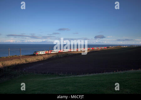 Ein Virgin Trains Ostküste Intercity 225 Pässe Marshall Heights, (nördlich von Berwick upon Tweed) von Memorial geschleppt Livrierten 91111 für die Gefallenen Stockfoto