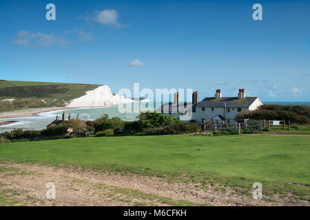 Küstenwache Cottages mit den Sieben Schwestern Felsen im Hintergrund bei Seaford Head an der Küste von Sussex Stockfoto