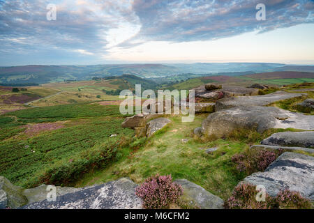 Am frühen Morgen auf dem Gipfel des Higger Tor im Peak District und auf der Suche nach Hoffnung Tal in der Ferne Stockfoto