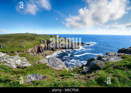 Porth Loe Bucht an der Küste von Cornwall mit Blick auf den Kopf in der Nähe von Porthgwarra Gwennap Stockfoto