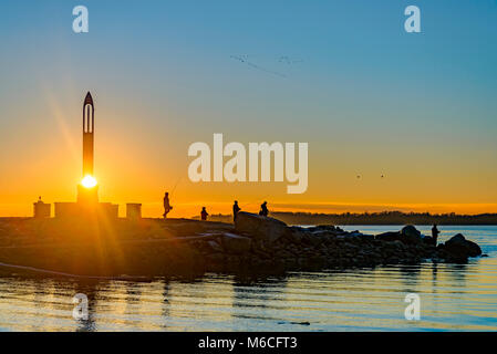 Sonnenaufgang über dem Fischer Memorial Nadel, Garry Point Park, Steveston, Richmond, Britisch-Kolumbien, Kanada Stockfoto