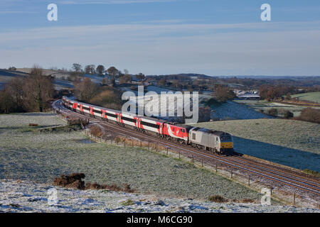 Ein Virgin Trains Ostküste elektrische Inter City 225 geschleppt werden von einer Diesellok am oberen Denton, östlich von Brampton, auf der Tyne Tal line Stockfoto