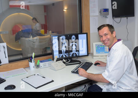 Portrait der männlichen medizinischer Arbeiter Programmierung MRT-Scanner Stockfoto