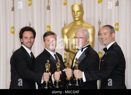 Bill Westenhofer, Guillaume Rochreon, Erik-Jan De Boer und Donald R. Eliott - Leben von Pi 434 Presse an der 85 Academy Awards 2013 - Oscars - an der Dolby Theatre in Los Angeles. Bill Westenhofer, Guillaume Rochreon, Erik-Jan De Boer und Donald R. Eliott - Leben von Pi 434 85 Akademie der Motion Picture Oscar Awards 2013. Oscar Trophäe, Oscar Presse 2013, Sieger mit Pokal in 2013, Oscar Statue 2013 85 Oscars Presse Stockfoto