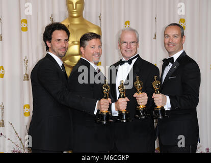 Bill Westenhofer, Guillaume Rochreon, Erik-Jan De Boer und Donald R. Eliott - Leben von Pi 435 Presse an der 85 Academy Awards 2013 - Oscars - an der Dolby Theatre in Los Angeles. Bill Westenhofer, Guillaume Rochreon, Erik-Jan De Boer und Donald R. Eliott - Leben von Pi 435 85 Akademie der Motion Picture Oscar Awards 2013. Oscar Trophäe, Oscar Presse 2013, Sieger mit Pokal in 2013, Oscar Statue 2013 85 Oscars Presse Stockfoto