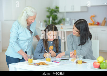Enkelin Großmutter Mutter zusammen Stockfoto