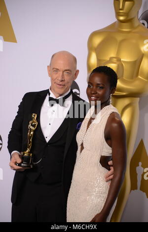 JK Simmons - Lupita Nyongo009 auf der 87 Oscars Presse in Los Angeles. JK Simmons - Lupita Nyongo 009 87 Akademie der Motion Picture Oscar Awards 2015. Oscar Trophäe, Oscar Presse 2015, Sieger mit Pokal 2015, Oscar Statue 2015 87 Oscars Presse Stockfoto