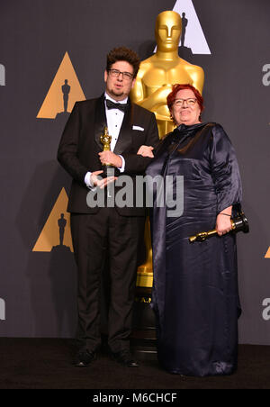 Anna Udvardy, Kristof Deak 408 89th Academy Awards (Oscars), drücken Sie die Zimmer im Dolby Theatre in Los Angeles. Februar 26, 2017 Anna Udvardy, Kristof Deak 408 89th Akademie der Motion Picture Oscar Awards 2017. Oscar Trophäe, Oscar Presse 2017, Sieger mit Pokal 2017, Oscar Statue 2017 89th Oscars Presse Stockfoto