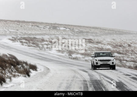 Wetter BILD WALES dargestellt: ein Auto fährt auf den Ein 4059 zwischen Penderyn und Geschichte Waffen, Brecon Beacons in South Wales, UK. Freitag, 02 März 2018 R Stockfoto