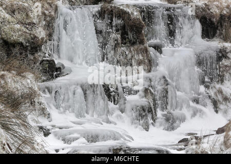 Wetter BILD WALES im Bild: Eine über einen gefrorenen Wasserfall durch das 4059 zwischen Penderyn und Geschichte Waffen, Brecon Beacons in South Wales, UK. Freitag, 02 Ma Stockfoto