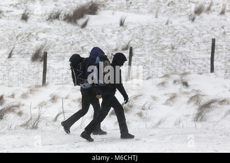 Wetter BILD WALES dargestellt: Zwei Menschen beginnen Wandern durch die A470 Straße in der Geschichte Waffen, Brecon Beacons in South Wales, UK. Freitag, 02 März 2. Stockfoto