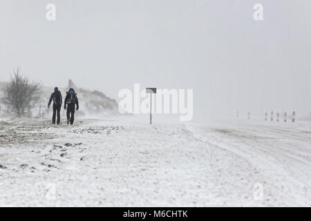 Wetter BILD WALES dargestellt: Zwei Menschen beginnen Wandern durch die A470 Straße in der Geschichte Waffen, Brecon Beacons in South Wales, UK. Freitag, 02 März 2. Stockfoto