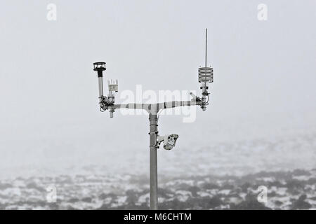 Wetter BILD WALES dargestellt: eine Wetterstation von der A470 Straße in der Geschichte Waffen, Brecon Beacons in South Wales, UK. Freitag, 02 März 2018 Re: Tier f Stockfoto