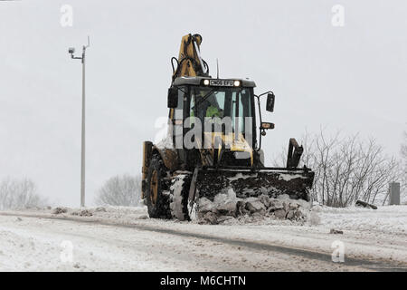 Wetter BILD WALES dargestellt: eine Planierraupe löscht Schnee auf der A470 Straße in der Geschichte Waffen, Brecon Beacons in South Wales, UK. Freitag, 02 März 2018 Re: B Stockfoto