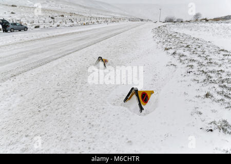 Wetter BILD WALES Bild: Polizei Kegel durch Schnee an der Seite des A470 Weg bedeckt in der Geschichte Waffen, Brecon Beacons in South Wales, UK. Freitag, 02. Stockfoto